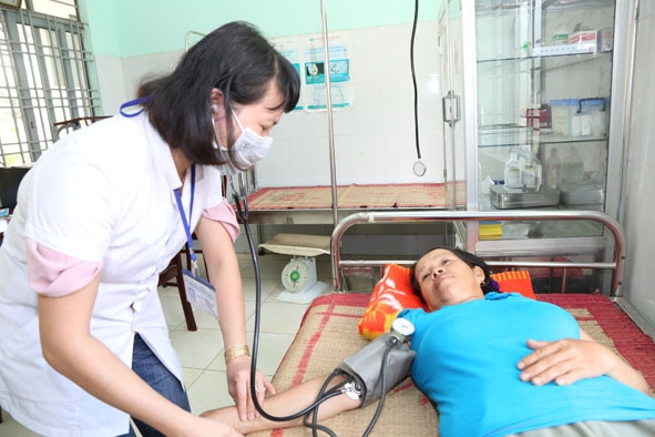 Người dân kiểm tra huyết áp tại Trạm Y tế xã Hòa Sơn (huyện Krông Bông).    Ảnh: Đình Thi
