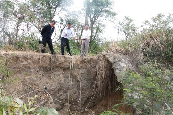 Sạt lỡ khu vực cống tràn trên đường Nguyễn Đình Thi (tại tổ dân phố 8, thị trấn Ea Knốp, huyện Ea Kar). 