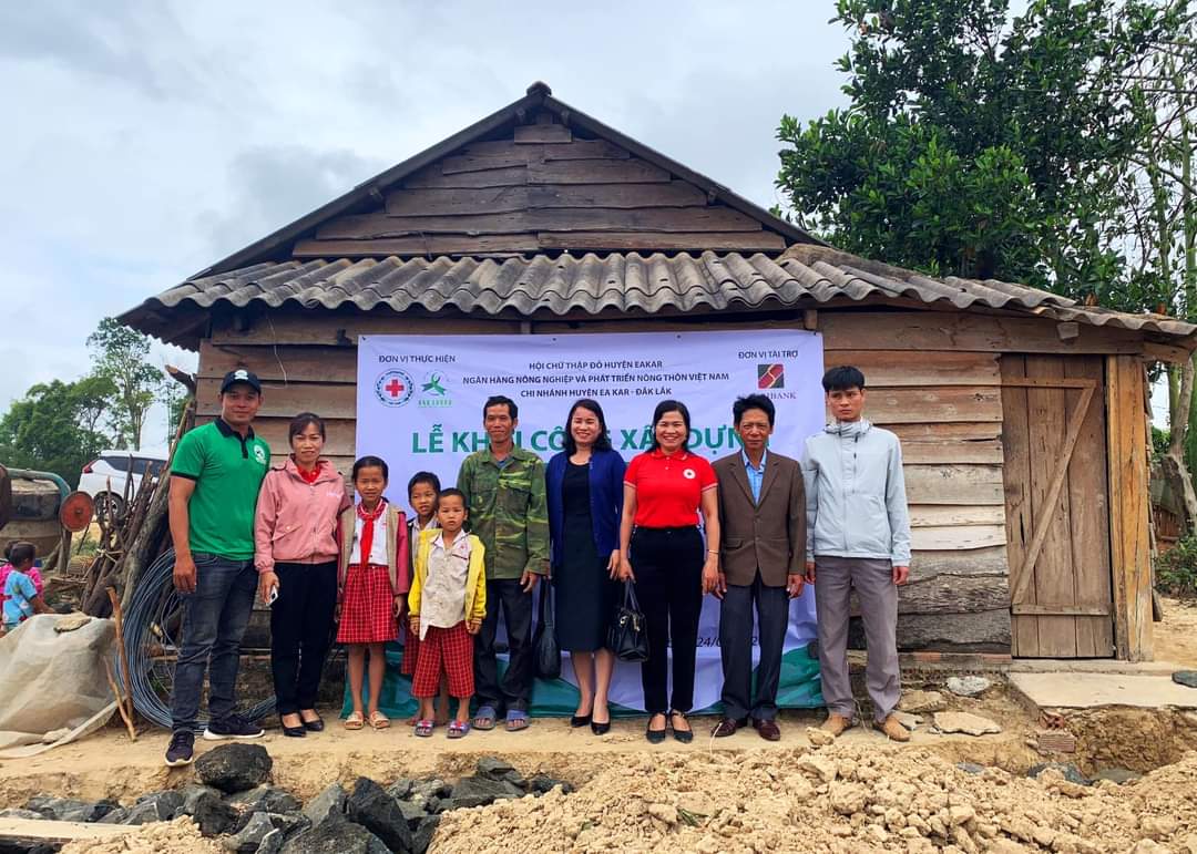 Đại diện các đơn vị tài trợ tại lê khởi công xây dựng nhà tình nghĩa cho hộ ông Bàn Văn Hải
