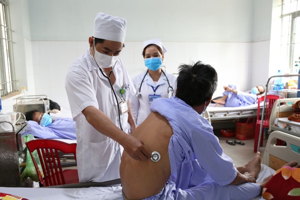 Bệnh nhân lao điều trị tại Bệnh viện Lao và bệnh phổi tỉnh. Ảnh: Đình Thi