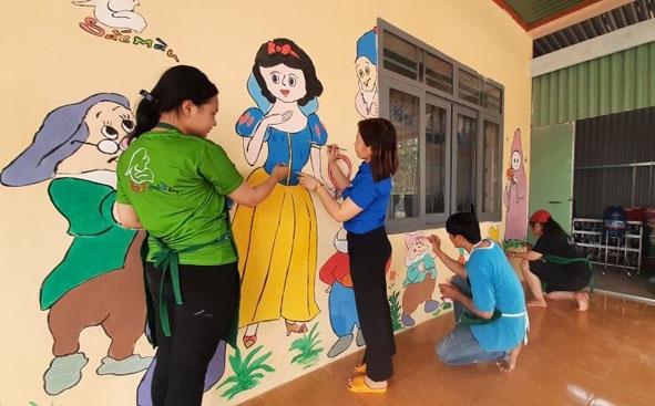 Các tình nguyện viên trang trí cho điểm trường thôn Đoàn Kết (Trường Mẫu giáo Ea M'droh). 