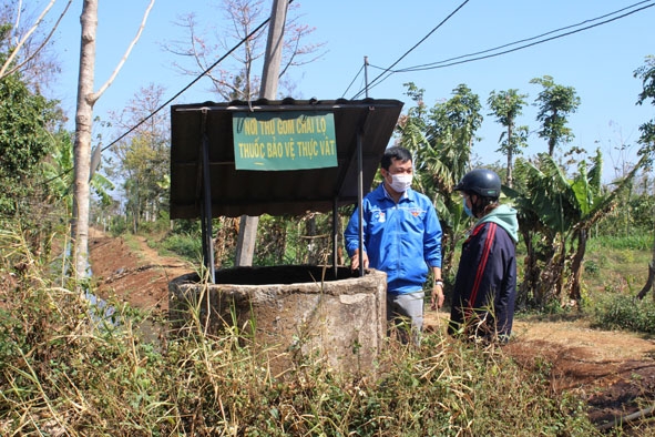 Đoàn viên, thanh niên huyện Cư M'gar tuyên truyền cho người dân về việc thu gom rác thải nông nghiệp sau sử dụng. 