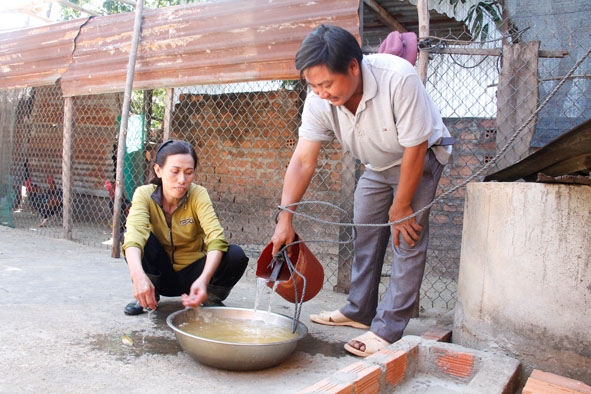 Nước giếng của hộ bà Mai Thị Thu Trang (thị trấn Liên Sơn, huyện Lắk) khi múc lên có màu vàng đục. 