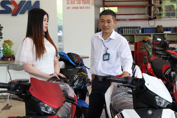 Cán bộ ngành Thuế chia sẻ khó khăn với doanh nghiệp tư nhân xe máy Tân Thành Phát (thị trấn Quảng Phú).