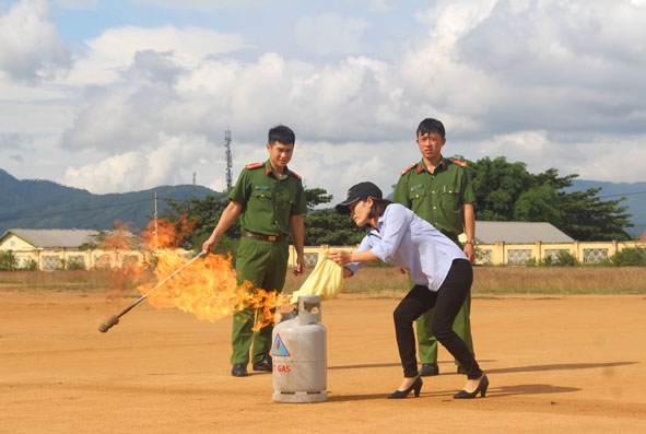 Công an huyện M'Drắk tuyên truyền, tập huấn công tác phòng chống cháy nổ cho các trường học  trên địa bàn huyện.