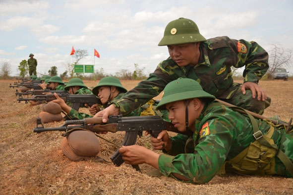 Tân binh Tiểu đoàn Huấn luyện cơ động tập luyện kỹ thuật chiến đấu bộ binh, bài bắn súng tiểu liên AK. 