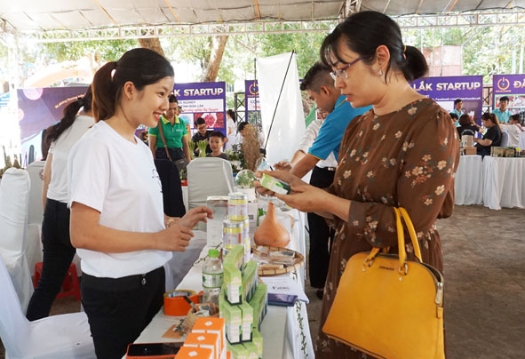 Du khách tham quan gian hàng trưng bày các sản phẩm khởi nghiệp tại Ngày hội khởi nghiệp tỉnh Đắk Lắk năm 2020. 