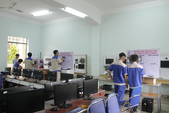 Tiết thực hành của sinh viên ngành Công nghệ kỹ thuật phần cứng máy tính (Trường Cao đẳng Kỹ thuật Đắk Lắk). 