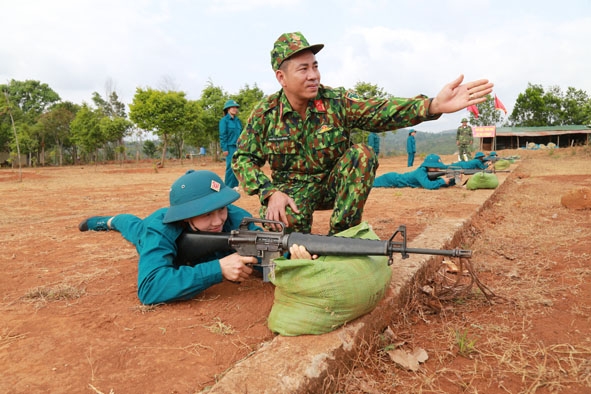 Cán bộ Ban Chỉ huy Quân sự huyện Krông Búk hướng dẫn chiến sĩ thực hiện động tác nằm bắn. 