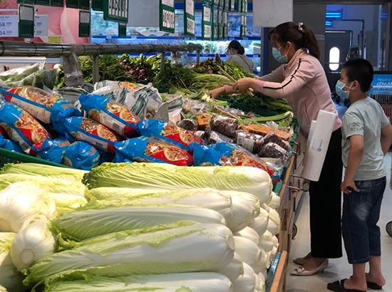Khách chọn mua hàng thực phẩm tại siêu thị Co.opmart Buôn Ma Thuột