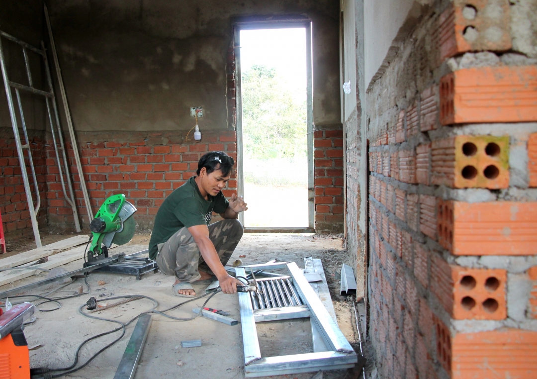 Từ nguồn vốn vay ưu đãi và được hỗ trợ, anh Ai Ka Rông ở buôn Ea Drai đã có điều kiện xây dựng nhà ở.