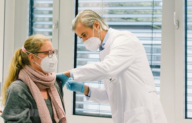 Nhân viên y tế tiêm vắc xin ngừa Covid-19 tại một bệnh viện ở Đức.    Ảnh: THX/TTXVN