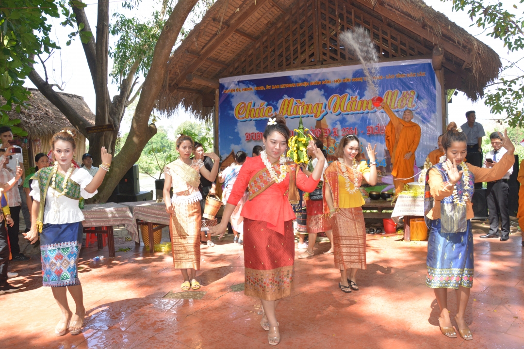 Các cô gái Lào duyên dáng thể hiện điệu múa Lăm vong truyền thống.