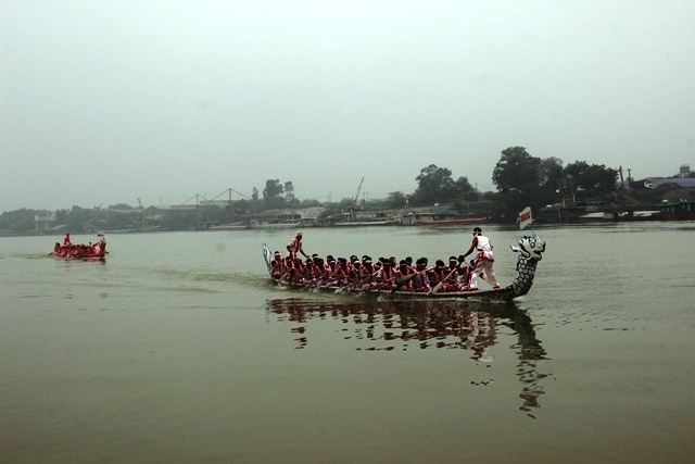 Hội thi bơi chải ở khu vực ngã ba sông (phường Bạch Hạc, thành phố Việt Trì) trong dịp Giỗ Tổ Hùng Vương- Lễ hội Đền Hùng. 