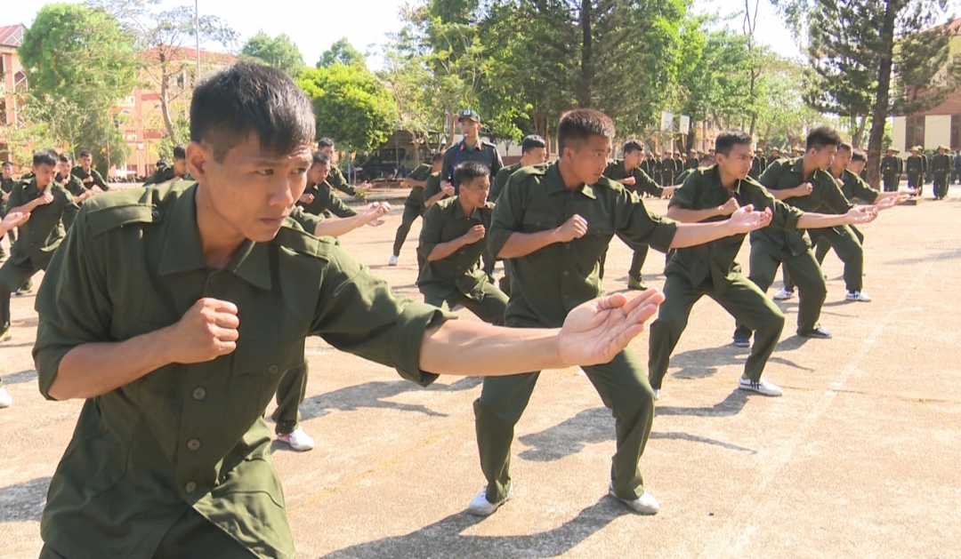 Chiến sĩ trẻ Trung đoàn Cảnh sát cơ động Tây Nguyên tập luyện võ thuật, kỹ năng chiến thuật tấn công trấn áp tội phạm 