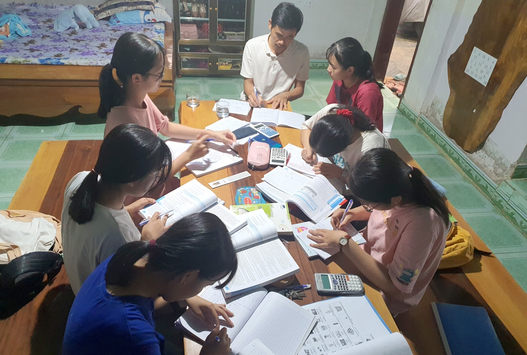 Ngoài thời gian bồi dưỡng trên lớp, thầy Diệp Quốc Quang dành thêm thời gian ở nhà để bồi dưỡng các em trong đội tuyển học sinh giởi. 