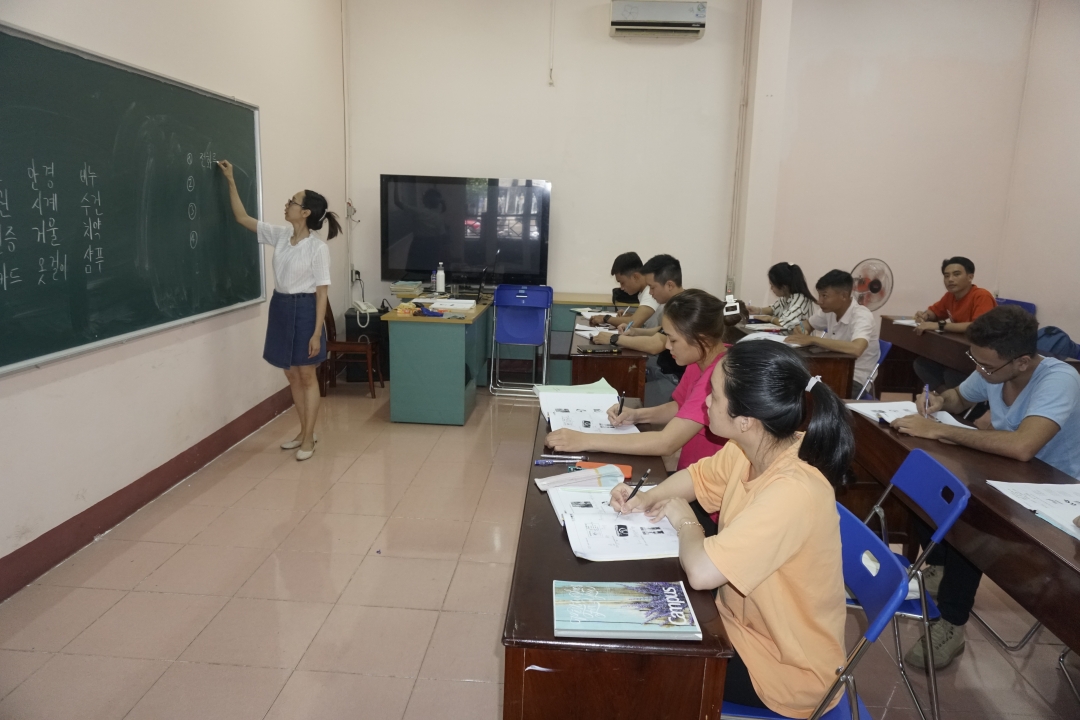 Học viên  học tiếng Hàn tại Trung tâm Dịch vụ việc làm tỉnh.