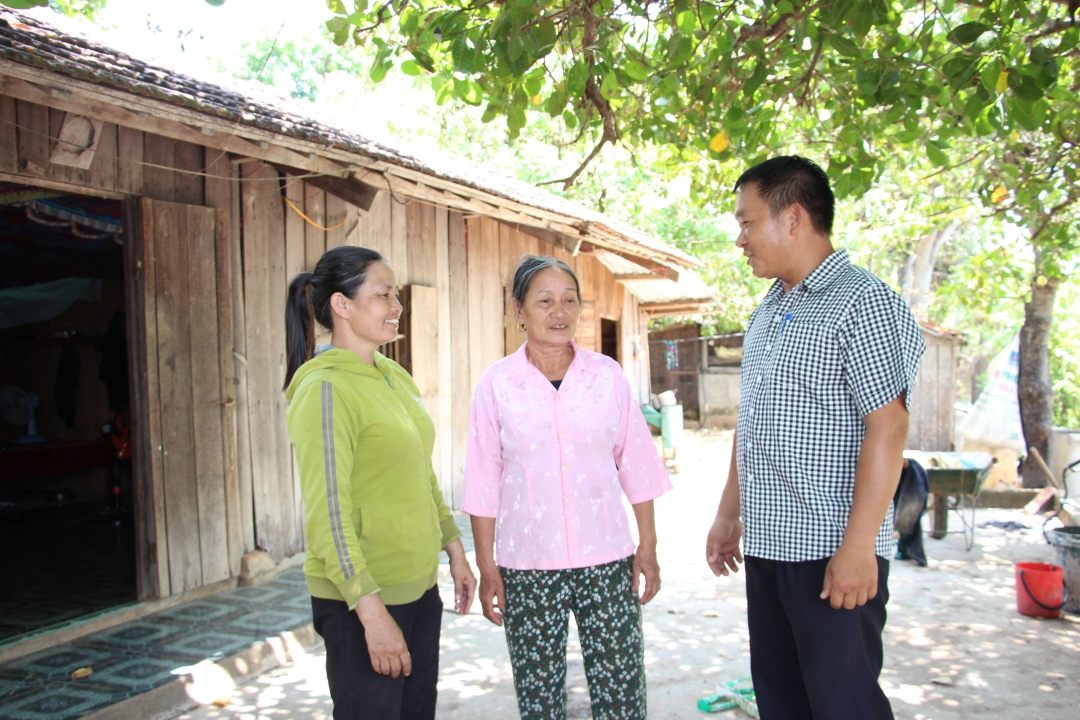 Bà Bùi Thị Vàng (giữa) là một trong những gia đình tích cực hiến đất làm đường nông thôn ở xã Ea Bung. 
