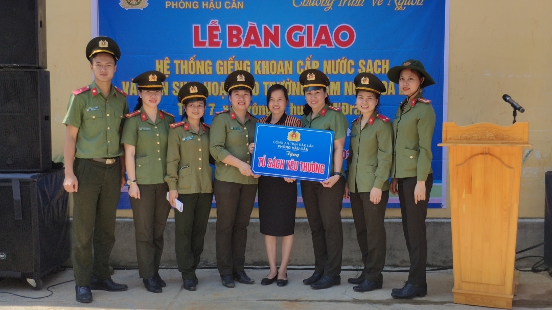 Hội Phụ nữ cơ sở Phòng Hậu cần (Công an tỉnh) trao tủ sách cho Trường Tiểu học Ngô Gia Tự  xã Krông Á (huyện M’Đrắk)
