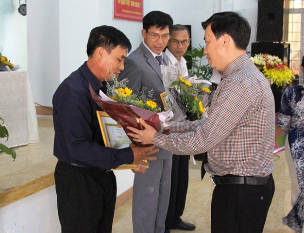 Bí thư Huyện ủy Trần Hồng Tiến trao Bằng khen Chủ tịch UBND tỉnh tặng ba tập thể vì đã có thành tích xuất sắc trong hoạt động của HĐND huyện nhiệm kỳ 2016-2021