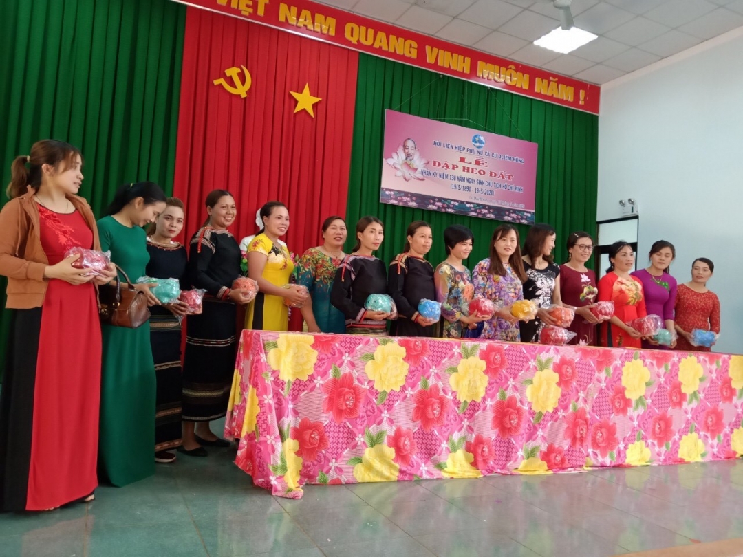 Ngày hội đập heo đất của phụ nữ xã Cư Dliê M'nông để trích quỹ tương trợ lẫn nhau. 