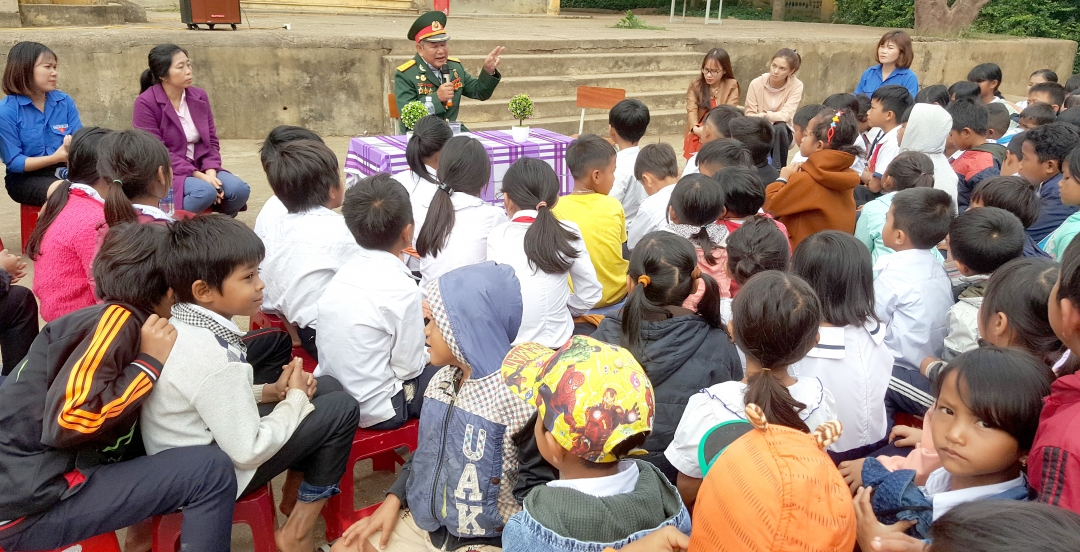 Ama Vân kể chuyện truyền thống cho học sinh Trường Tiểu học Yang Mao.