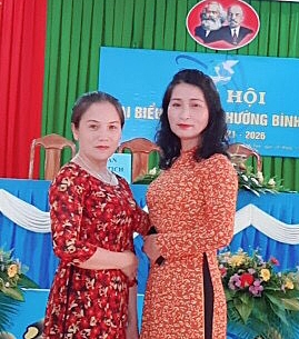 Chị Trang (bên phải) tham dự đại hội phụ nữ phường.   