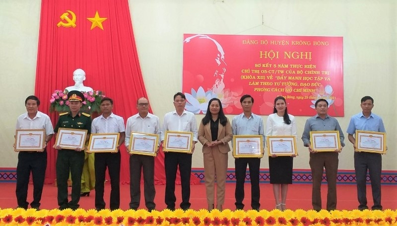 Ban Thường vụ Huyện ủy Krông Bông đã tặng Giấy khen cho 9 tập thể và 21 cá nhân có thành tích tiêu biểu trong học tập và làm theo tư tưởng, đạo đức, phong cách Hồ Chí Minh giai đoạn 2016 – 2021