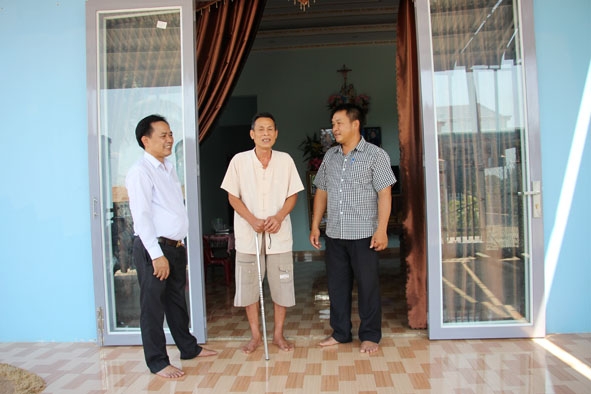Ông Nguyễn Đình Thắng (giữa) chia sẻ niềm vui trong căn nhà mới.