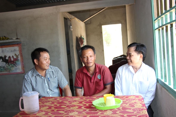 Cán bộ Ủy ban MTTQ Việt Nam các cấp huyện Ea Súp đến thăm, động viên anh Vũ Đăng Toán.
