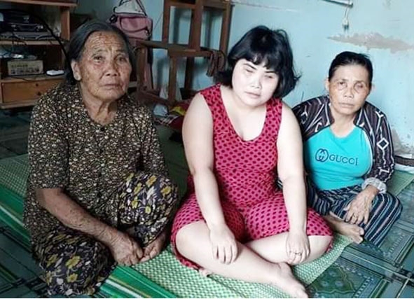Chị Võ Thị Lợi (giữa)  cùng với  mẹ già là bà  Phạm Thị Hải (bìa trái)  và chị gái trong  ngôi nhà  của mình. 