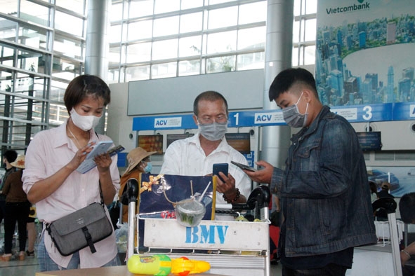 Hành khách thực hiện khai báo y tế điện tử tại khu vực Nhà ga Cảng Hàng không Buôn Ma Thuột.