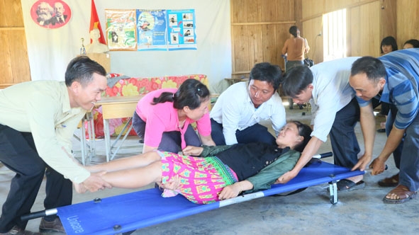 Diễn tập vận chuyển cấp cứu bệnh nhân tại thôn Cư Dhiắt, xã Cư Drăm, huyện Krông Bông.   Ảnh: Quang Nhật