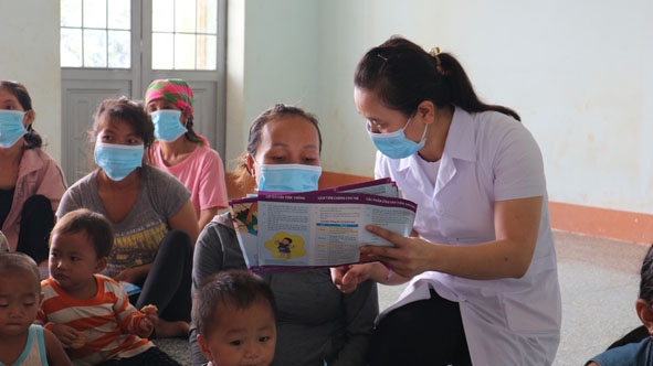 Cán bộ y tế hướng dẫn người dân chăm sóc thai kỳ trong một buổi truyền thông lưu động tại xã Cư Pui, huyện Krông Bông. Ảnh: Quang Nhật