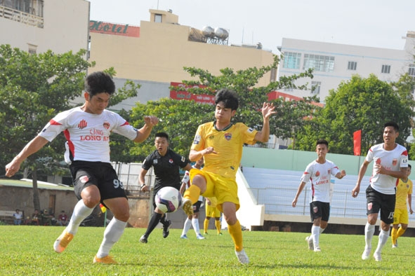 Một pha bóng trong trận cầu Đắk Lắk và Long An (áo trắng) trên sân Buôn Ma Thuột.