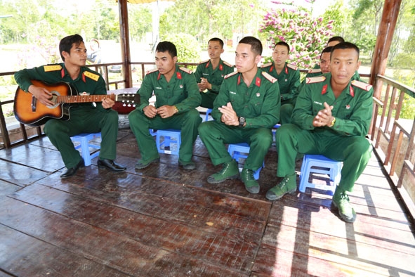 Thượng úy Y Nhon Byă, Chính trị viên Đại đội 1 và các chiến sĩ trẻ trong ngày nghỉ cuối tuần. 