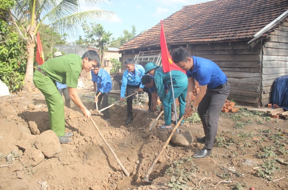 Đoàn viên, thanh niên huyện Buôn Đôn hỗ trợ ngày công xây dựng Nhà nhân ái cho em Y Niên Knul (ở buôn Tul B, xã Ea Wer).