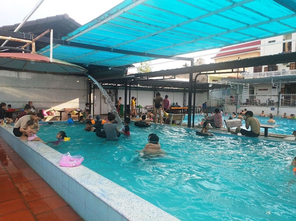 Bể bơi C.N thu hút khá đông người lớn và trẻ em tham gia bơi lội trong ngày hè. 