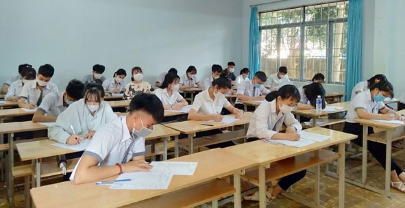 Học sinh lớp 12 Trường THPT Phan Đăng Lưu (huyện Krông Búk) thi học kỳ II môn Ngữ Văn. 