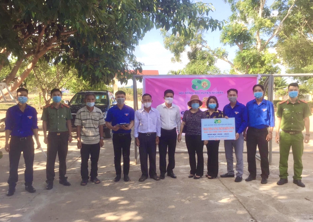 Hội Đồng đội huyện M’Đrắk và các tổ chức, cá nhân trao biểu trưng khu vui chơi thiếu nhi cho điểm Trường Tiểu học Lê Hồng Phong (thôn 8, xã Ea Pl)