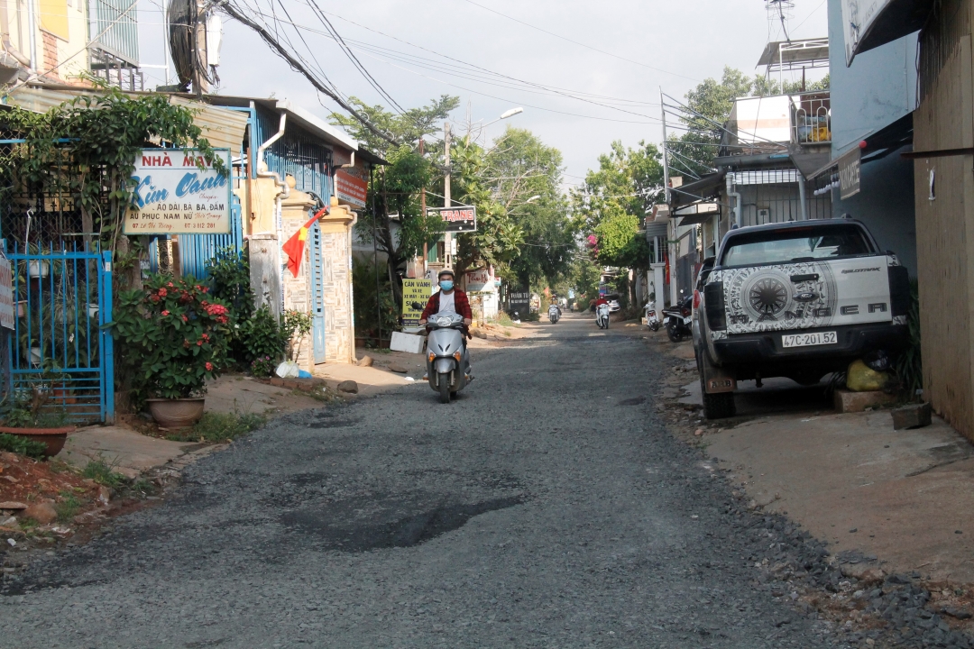 Mặt đường Lê Thị Riêng, phường Ea Tam (TP. Buôn Ma Thuột) bị hư hỏng nặng.