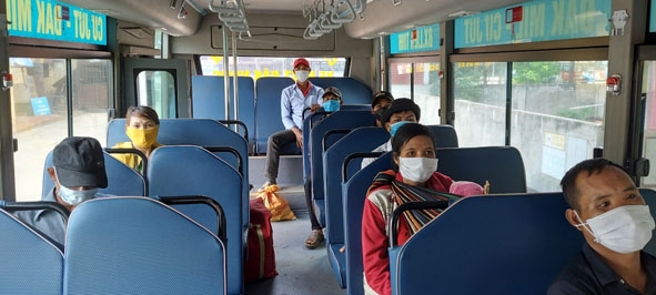 Trên các tuyến xe buýt, người dân luôn tuân thủ việc đeo khẩu trang và ngồi giãn cách để phòng dịch COVID-19.