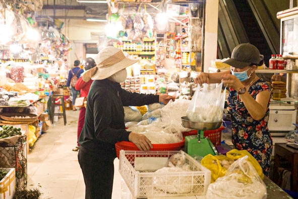 Người dân tuân thủ quy định mang khẩu trang khi mua sắm tại chợ Trung tâm Buôn Ma Thuột.