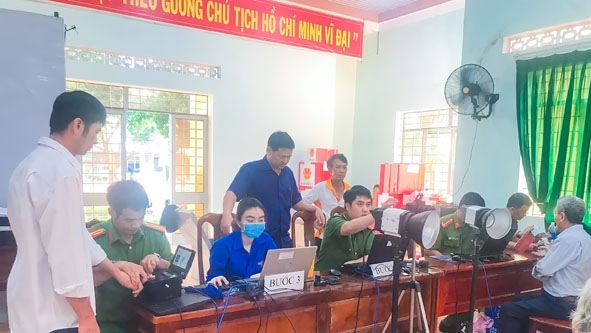 Thanh niên tình nguyện phường Tân Hòa (TP. Buôn Ma Thuột) tham gia hỗ trợ làm căn cước công dân.   