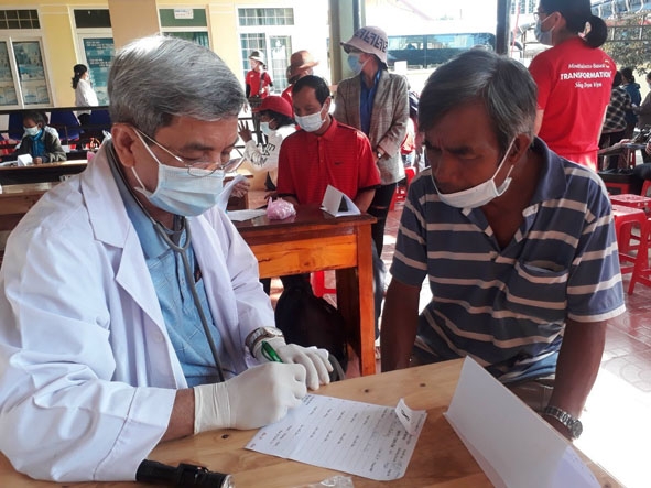 Hội Chữ thập đỏ huyện Krông Pắc phối hợp khám bệnh, phát thuốc miễn phí cho người dân xã Ea Yiêng. 