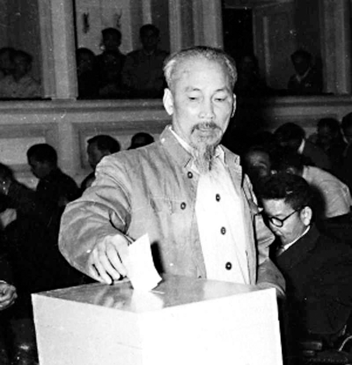 Chủ tịch Hồ Chí Minh tham gia bỏ phiếu tại cuộc Tổng tuyển cử đầu tiên ngày 6-1-1946.  Ảnh tư liệu