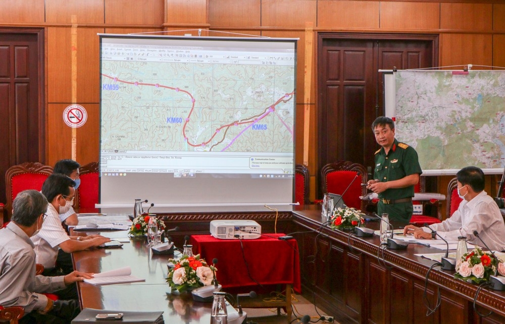 Đơn vị tư vấn trình bày về Dự án đường cao tốc Buôn Ma Thuột - Nha Trang.