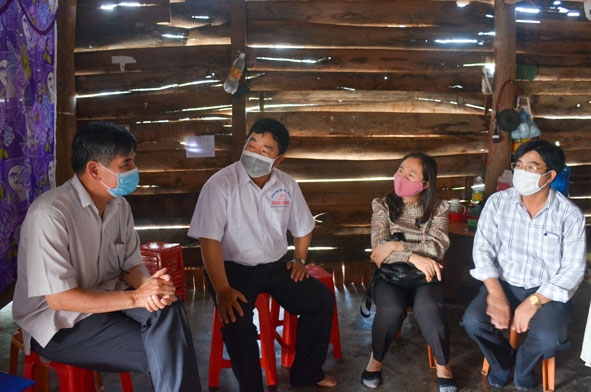 Đội công tác phát động quần chúng (Ban Dân vận Tỉnh ủy) phối hợp với chính quyền huyện Krông Pắc  tuyên truyền tại hộ ông Chương Văn Minh (thứ hai từ trái sang).  