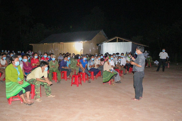 Ban Dân vận Tỉnh ủy tổ chức tuyên truyền bầu cử tại các tiểu khu của xã Cư M'lan (huyện Ea Súp).