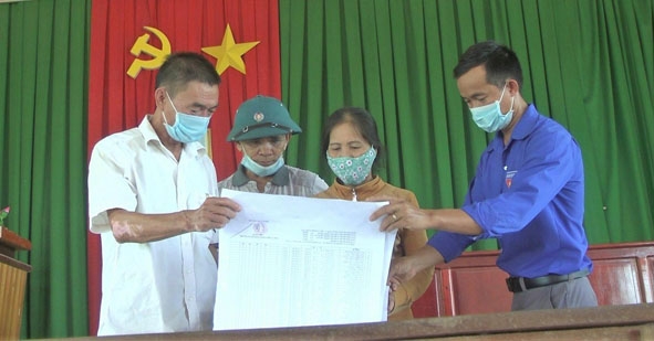 Thành viên Tổ bầu cử số 1, xã Cư Elang (huyện Ea Kar) kiểm tra, rà soát lại danh sách cử tri.  